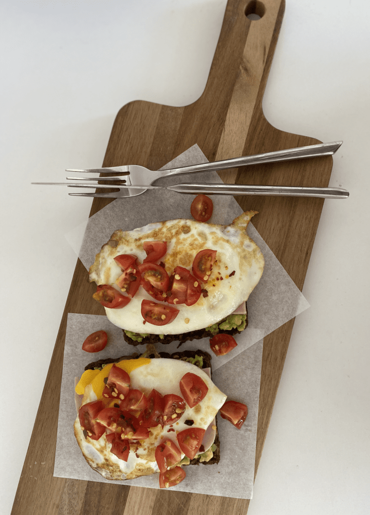 Ristet rugbrød med avocado, skinke og æg – Simply Health